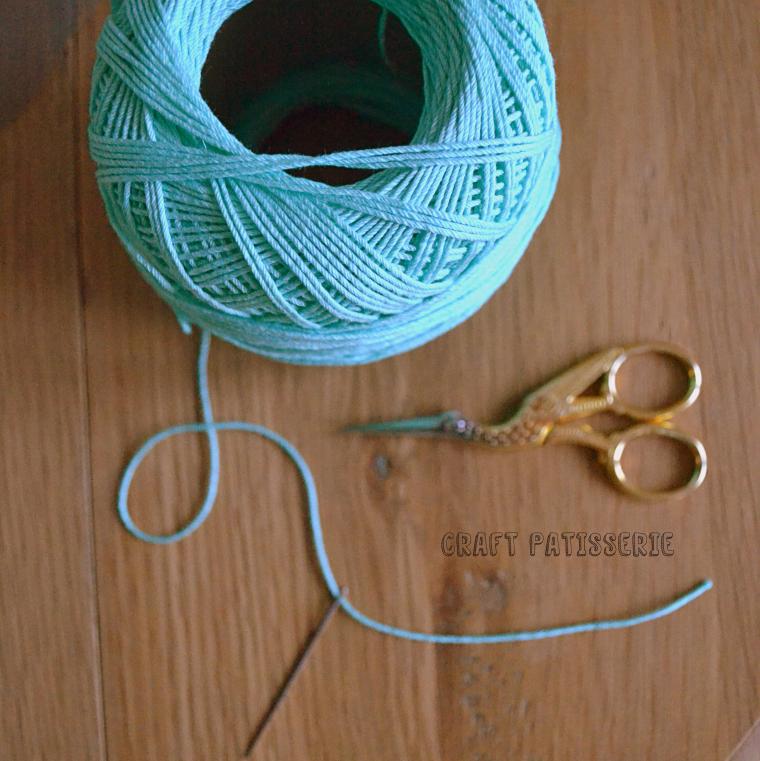 Ho usato del cotone spesso da uncinetto e un ago adatto